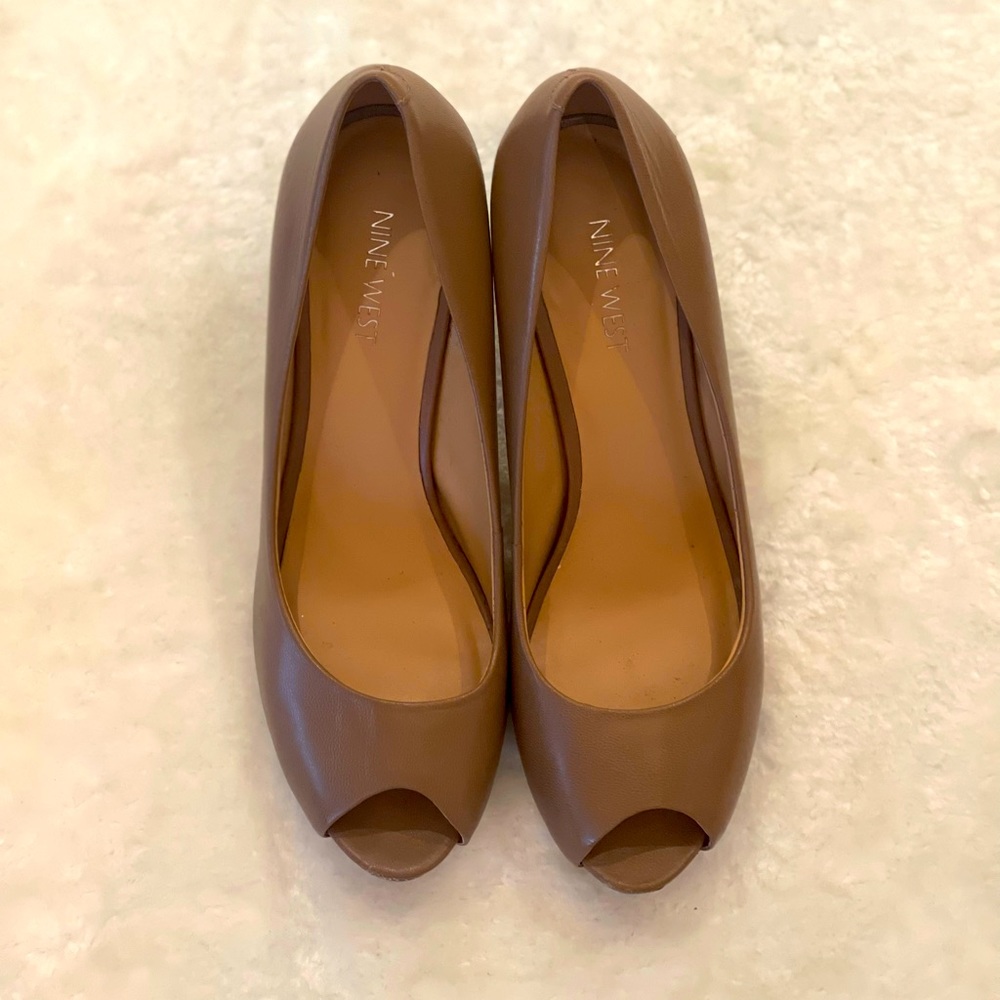 NINE WEST tan peep toe 3.5” pump